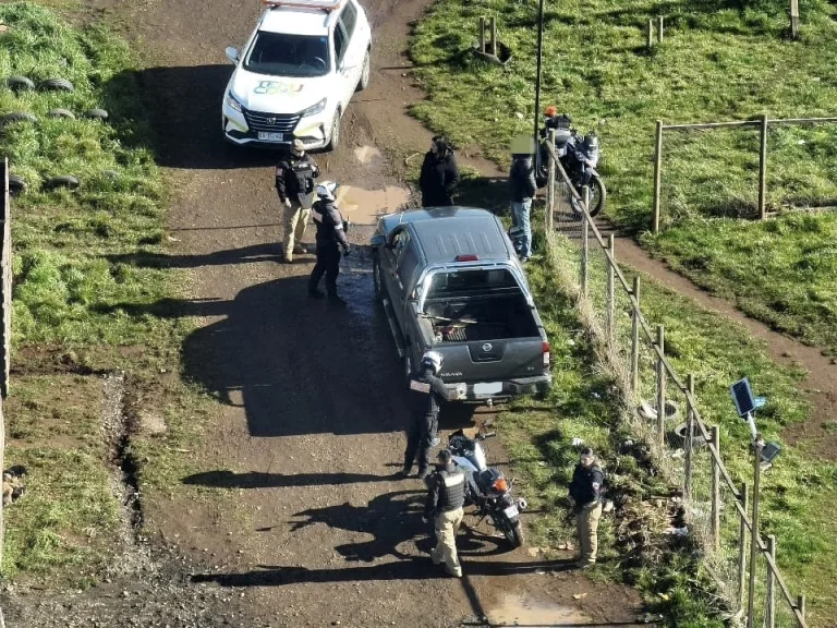 Motopatrulleros municipales de Temuco recuperan camioneta robada en operativo en campamento