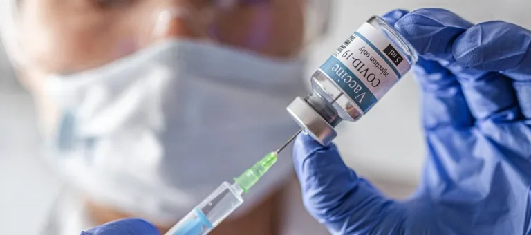 ¿Sirve aún vacunarse contra la influenza y el COVID-19?