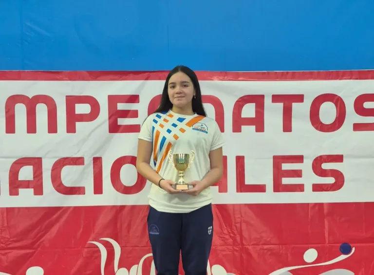 Emilia Vilches: Nadadora de La Araucanía lidera competencias nacionales en Valdivia y Santiago