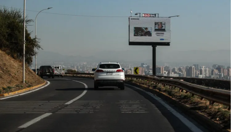 La Reina y Ñuñoa retiran publicidad ilegal urbana tras años de irregularidades
