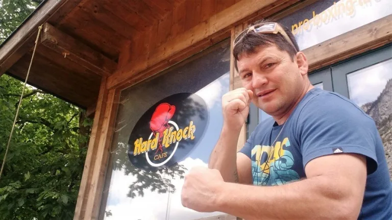 Excampeón Joel Mayo muere tras ser apuñalado por vecino