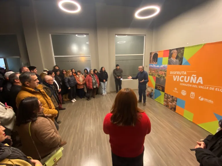 Pucón y Vicuña sellan convenio cultural y turístico con muestra dedicada a Gabriela Mistral