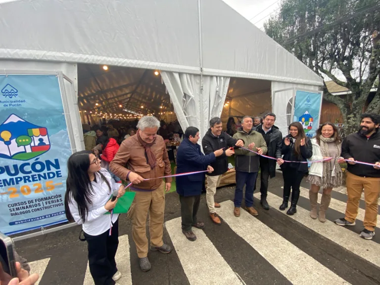 Feria “Pucón Emprende” 2025 reúne más de 100 emprendimientos locales en pleno centro de la comuna