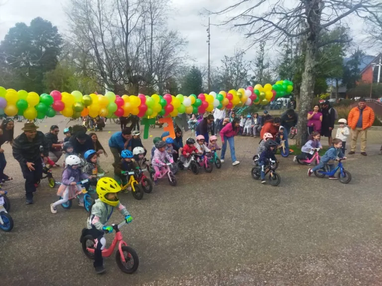 Niños de Pucón corrieron en bicicletas sin pedales en plena Plaza de Armas