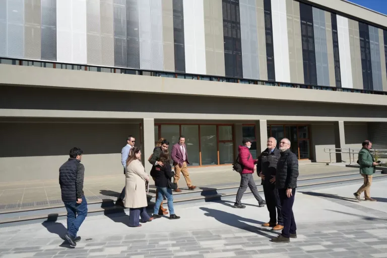 Autoridades inspeccionan obras de reposición del edificio consistorial de Angol