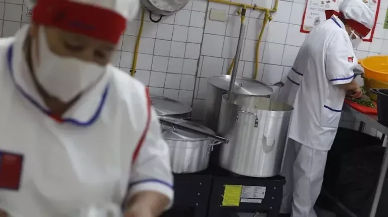 Junaeb amenaza con multas a empresas concesionarias que no entreguen alimentación