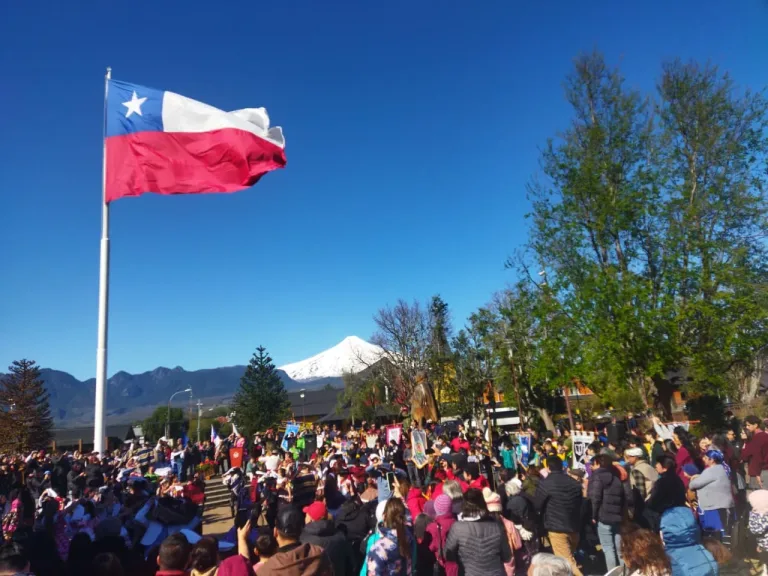 El Puelche puconino hizo flamear con fuerza la bandera chilena en su izamiento oficial