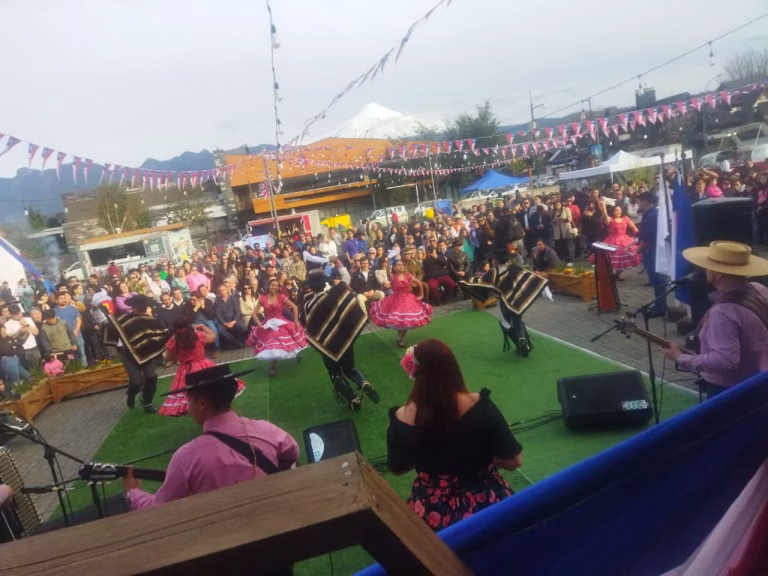 Emprendedores de Pucón inauguran feria cómoda y atractiva para disfrutar en Fiestas Patrias