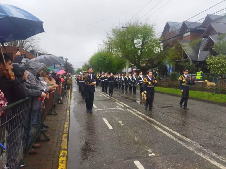 Una ocasional lluvia se hizo parte del colorido Desfile Cívico de Pucón