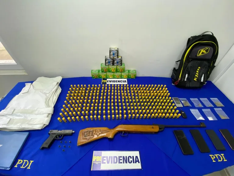 En Victoria: PDI detuvo a tres sujetos dedicados a la venta de armamento, munición y droga por redes sociales.