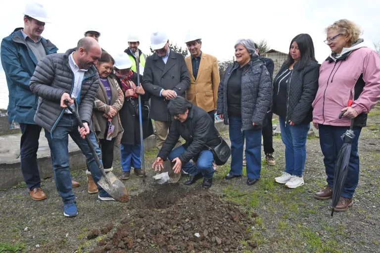 Vecinos y dirigentes inician obras de mejoramiento de la Multicancha Las Apachetas en Pedro de Valdivia