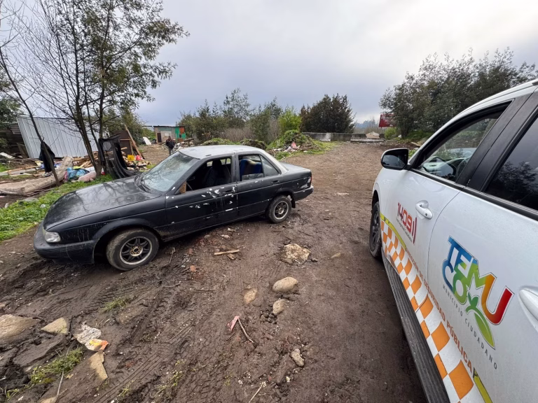 Patrulleros municipales hallan en toma un vehículo presuntamente vinculado a violento robo en Temuco