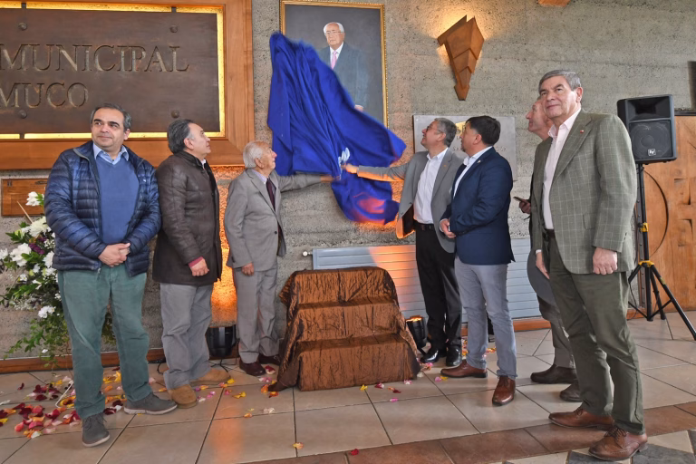 Temuco rinde homenaje al ex alcalde Camilo Salvo con retrato y placa conmemorativa en el Teatro Municipal