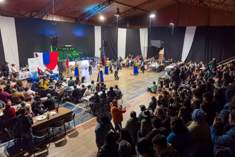 Teodoro Schmidt cierra Fiestas Patrias con peña folclórica