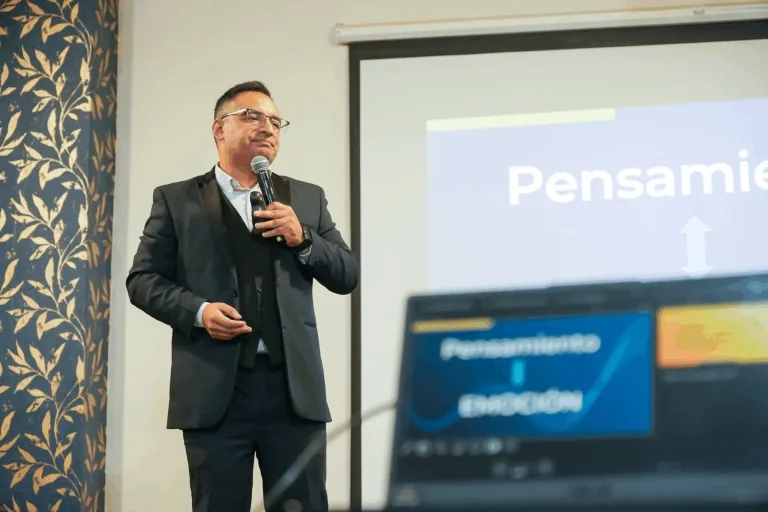 Salud mental en crisis: Joaquín Pincheira comenta informe que revela que mujeres triplican en depresión a hombres