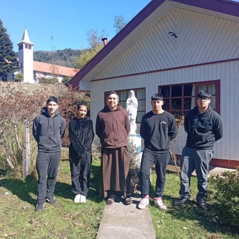 Estudiantes de Educación Técnico Profesional restauran sistema eléctrico de Capilla Purísima en Panguipulli