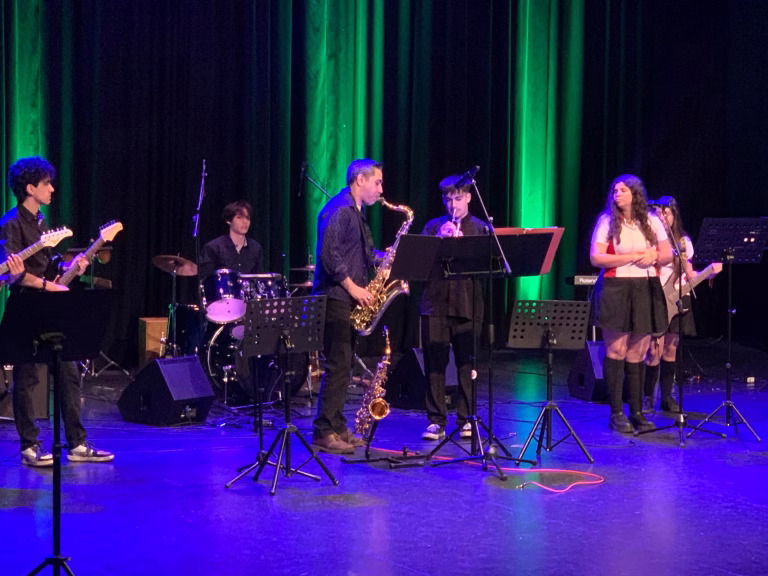 Estudiantes de La Araucanía rinden homenaje a la música chilena en emotiva muestra artística