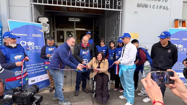 Temuco celebra la restauración de la fachada del Gimnasio Municipal de San Martín con Chile Pinta 2025