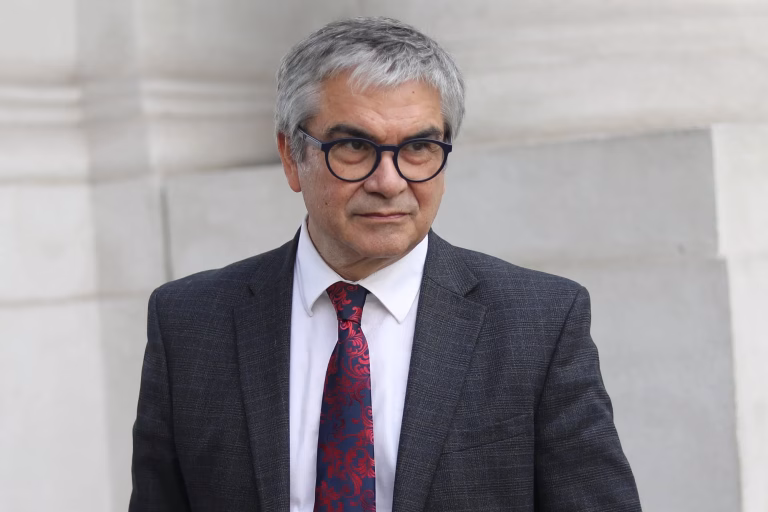 Mario Marcel rechaza que “la economía se esté cayendo a pedazos” y atribuye los mensajes a la “retórica” de campaña