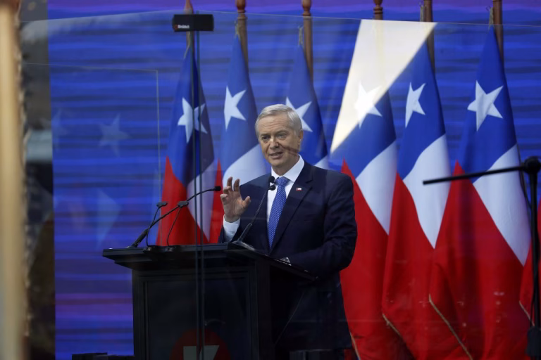 A lo Donald Trump: José Antonio Kast utiliza vidrio blindado en acto público en Viña del Mar