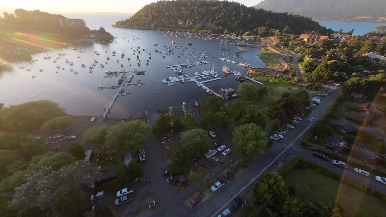 Pucón da la bienvenida oficial al verano 2025–2026 con atractiva celebración en Playa Grande