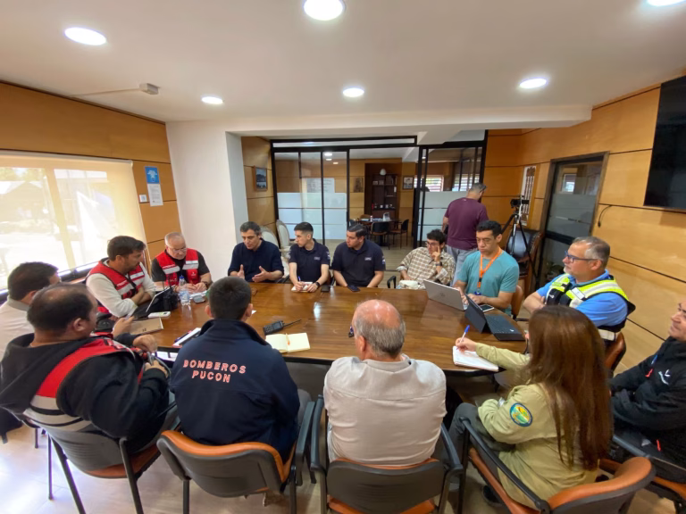 Pucón recibe con alivio la Alerta Amarilla regional y refuerza protocolos de acceso al Volcán Villarrica