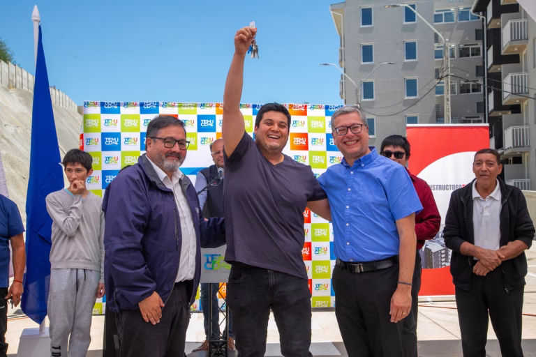Municipalidad de Temuco hace historia con la entrega del conjunto habitacional “Mirador del Valle 2” cumpliendo a 118 familias el sueño de la casa propia