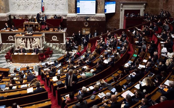 Francia aprueba prohibir acceso a redes sociales a menores de 15 años