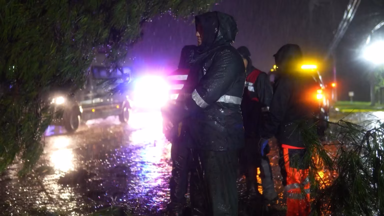 Pucón llama a la prevención por lluvias intensas, ráfagas y tormentas eléctricas