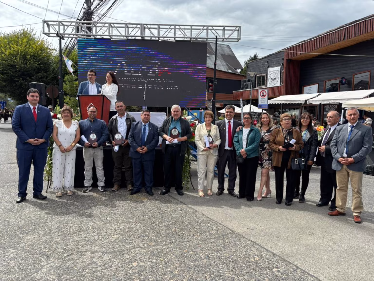 143 años de Pucón: Homenajeó a líderes vecinales y se autoexige en encarar con unidad sus problemas “de crecimiento”