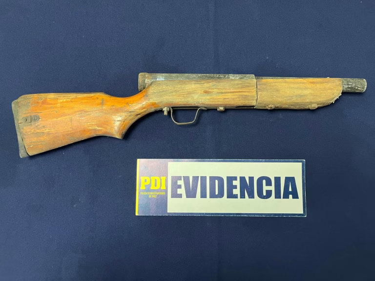 PDI encuentra escopeta hechiza al interior de una faena forestal en Los Sauces