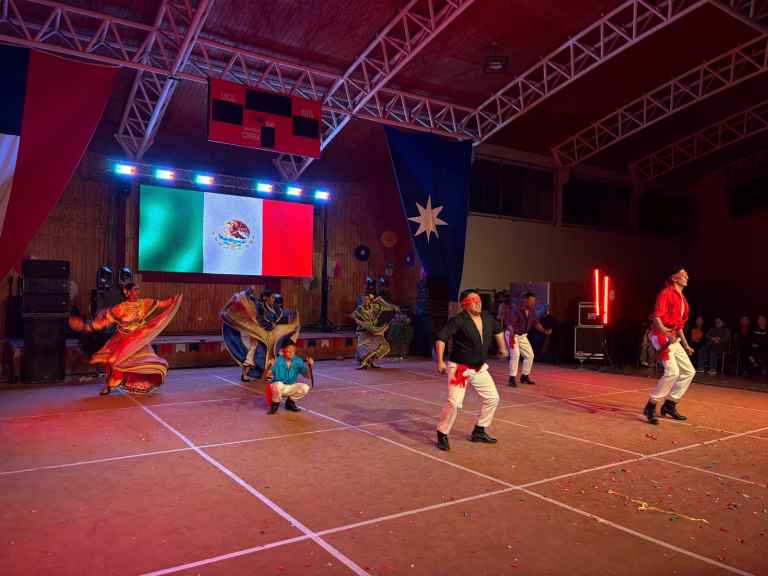 Cholchol vibró con lo mejor del folclore internacional junto a la Compañía Danzas de América