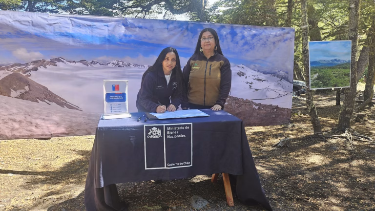 Bienes Nacionales entrega concesión a CONAF para resguardar ecosistema del glaciar de Montaña Nevados de Sollipulli