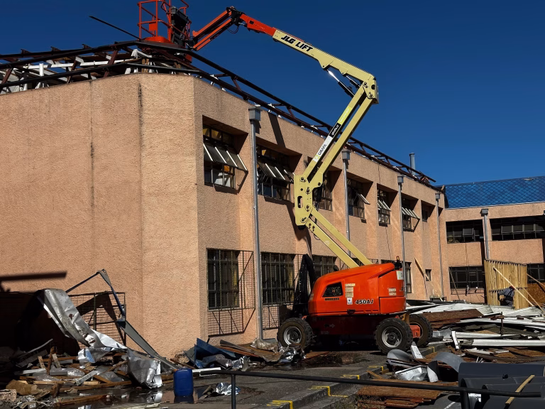 Autoridades fiscalizan avance del proyecto de reposición de techumbre del Liceo Las Araucarias de Curacautín