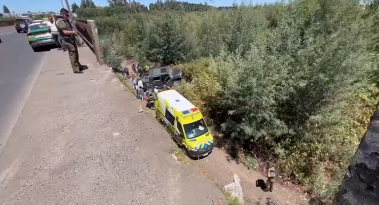 Camioneta destruye barreras de contención y cae al lecho del río Cautín en Temuco: dos lesionados