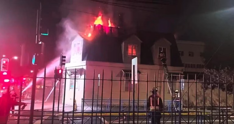 Incendio en histórica casona del centro de Temuco deja adulto mayor rescatado, bombero lesionado y millonarios daños