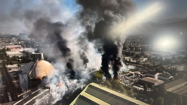 Explosión de camión de gas genera emergencia y daños en Santiago