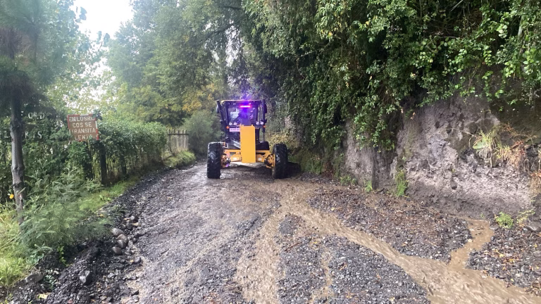Equipos de emergencia de Pucón trabajan en 37 puntos con riesgo de inundación