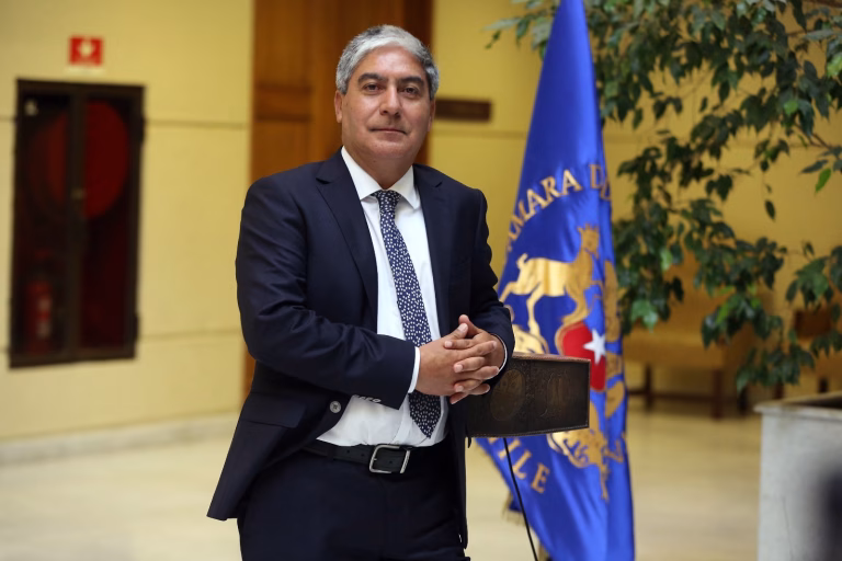 Diputado Henry Leal llama al Congreso a aprobar proyecto que busca prohibir a extranjeros irregulares acceder a beneficios sociales