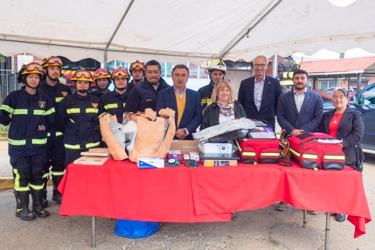 Consulado de Alemania realiza millonaria donación a Bomberos y escuela afectada por incendio en Teodoro Schmidt