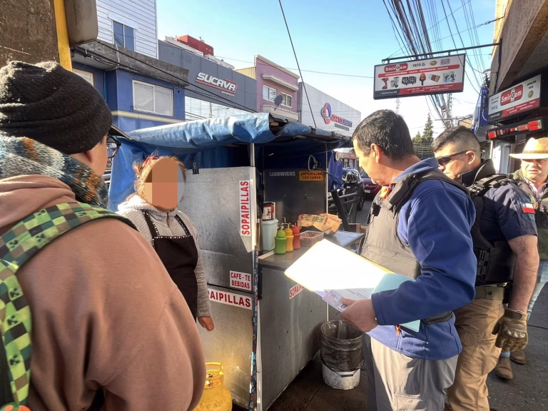 Municipio retira puestos de comida rápida ilegales tras denuncias por amenazas en el centro de Temuco