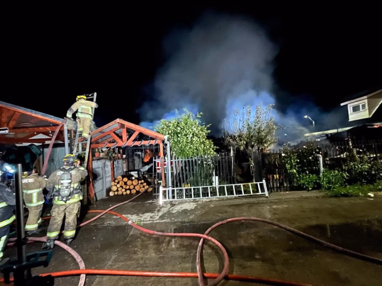 Adolescente muere en incendio que destruyó dos viviendas en Padre Las Casas