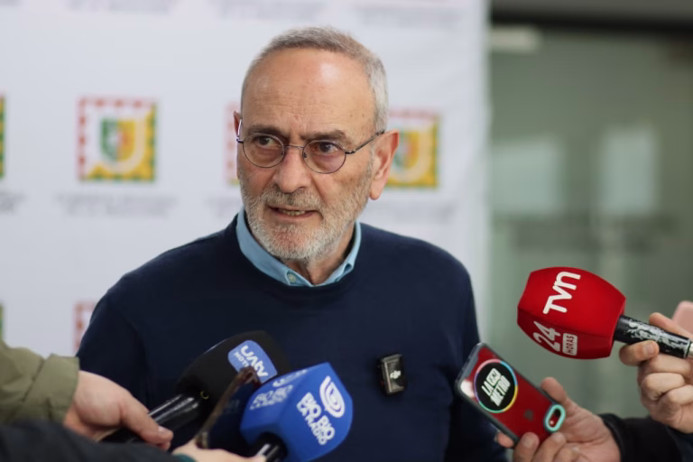 Gobernador René Saffirio anuncia que gestionará financiamiento regional para destrabar Plan de Descontaminación del Lago Villarrica