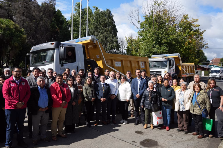 Cunco refuerza su conectividad con nuevos camiones tolva financiados por el Gobierno Regional