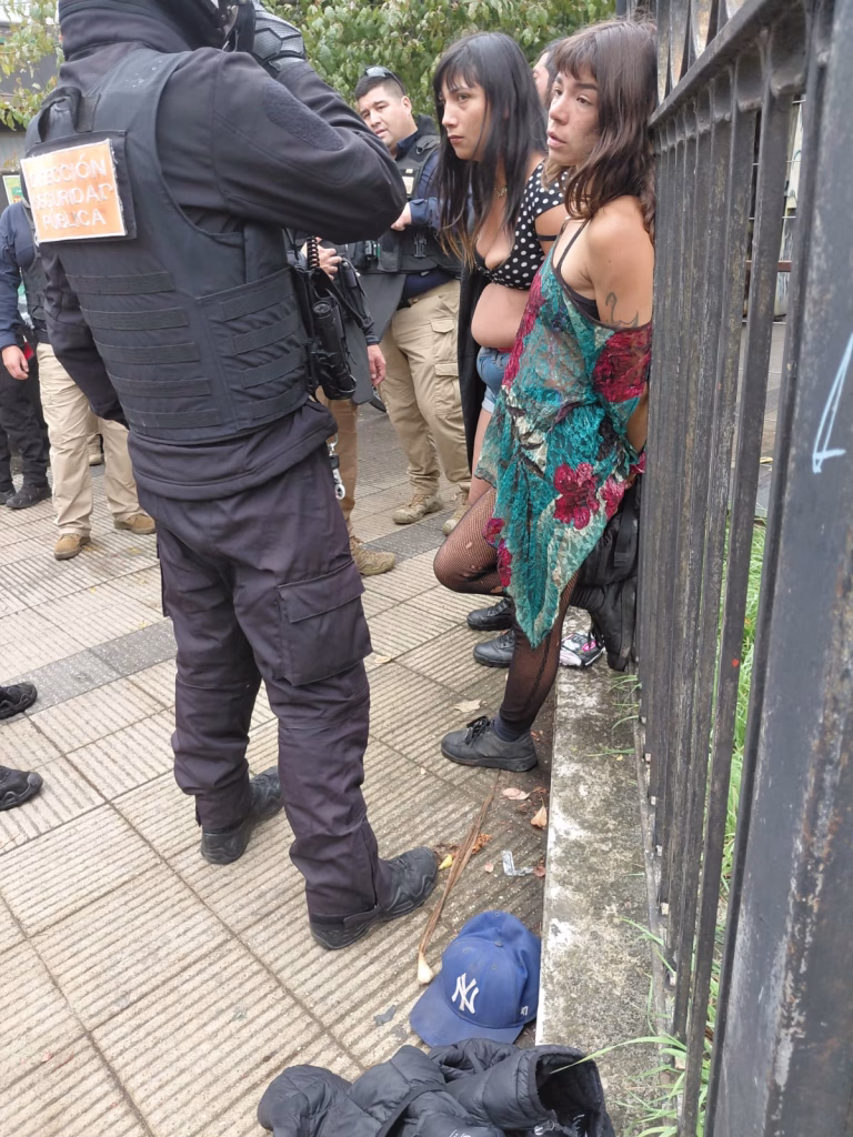 Violento operativo en Temuco: cuatro detenidos tras agresión a inspectores municipales en pleno centro