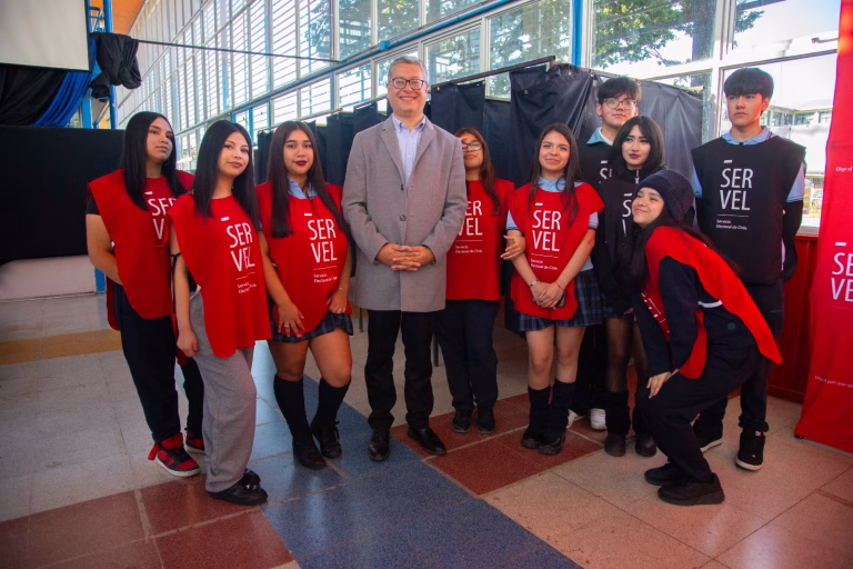Educación cívica para la democracia: estudiantes del Insuco TSA de Temuco vivieron elecciones con sello del Servel