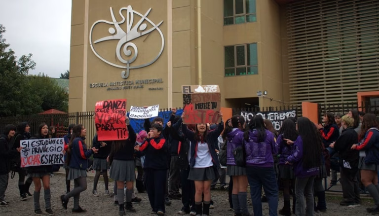 Estudiantes de Escuela Dufey anuncian paro y movilización por demandas internas