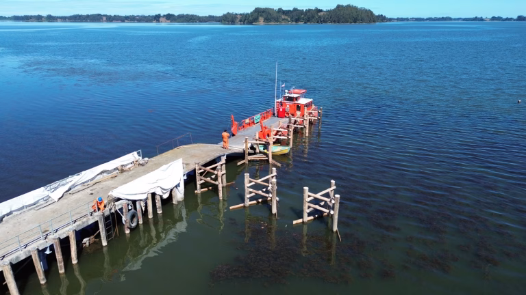 MOP: Obras de conservación del embarcadero de Puerto Domínguez entran en su fase final y refuerzan conectividad con Isla Huapi