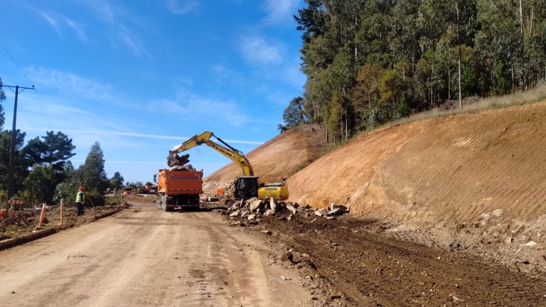 MOP trabaja a toda máquina en obras de emergencia en ruta S-70 que une Pitrufquén y Toltén