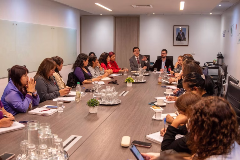 Director nacional de Junaeb se reúne con manipuladoras de alimentos y confirma continuidad del Programa de Alimentación Escolar